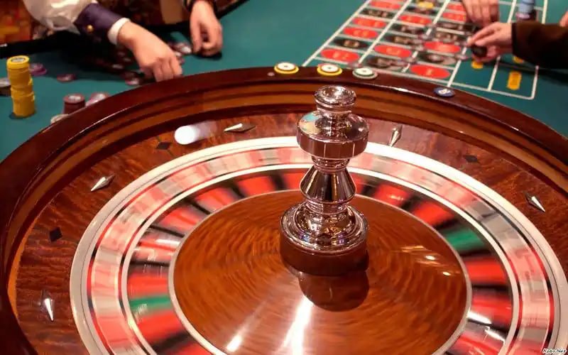 Meja roulette langsung dengan dealer profesional di studio multi-kamera — salah satu permainan yang dapat Anda mainkan setelah transfer BNI berhasil